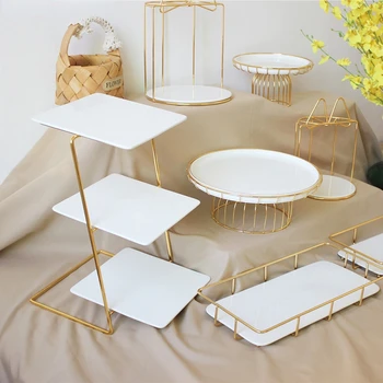 Золотой кованый десертный стол, подставка для торта, Белый керамический поднос для фруктов, украшение для Дня рождения, керамическая высокая тарелка, железный поднос для торта
